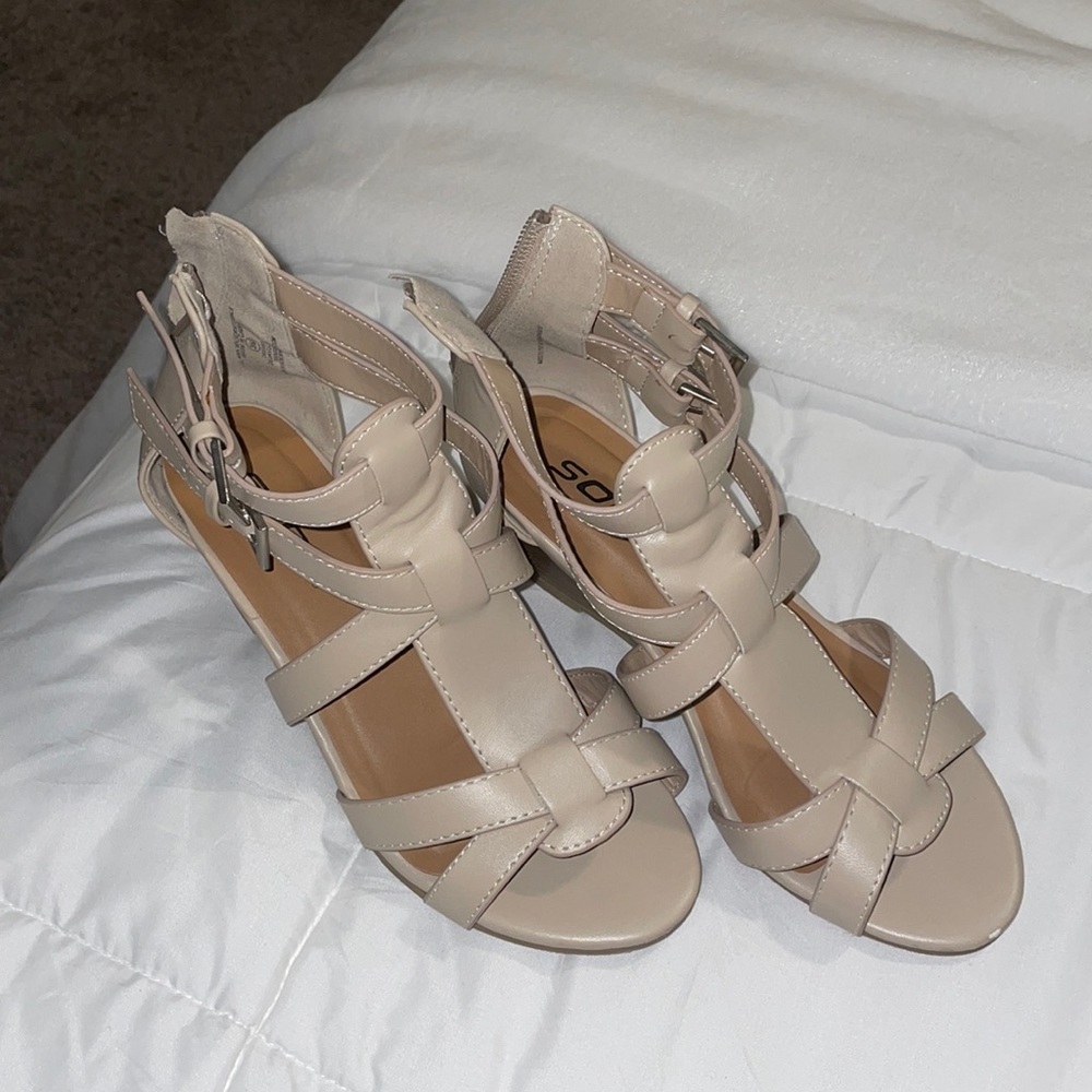 Tan small-heeled dress shoes.